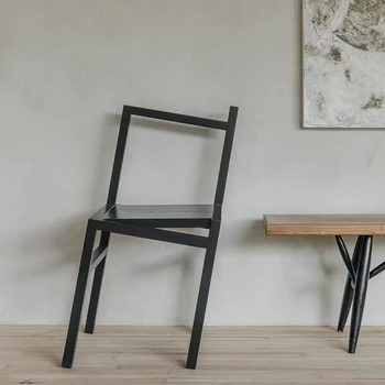 Nordic Instagram Master Design Обеденный стул с неправильным наклоном Light Luxury Net Red Стул Studio с наклоном на 9,5 ° Стул из массива дерева